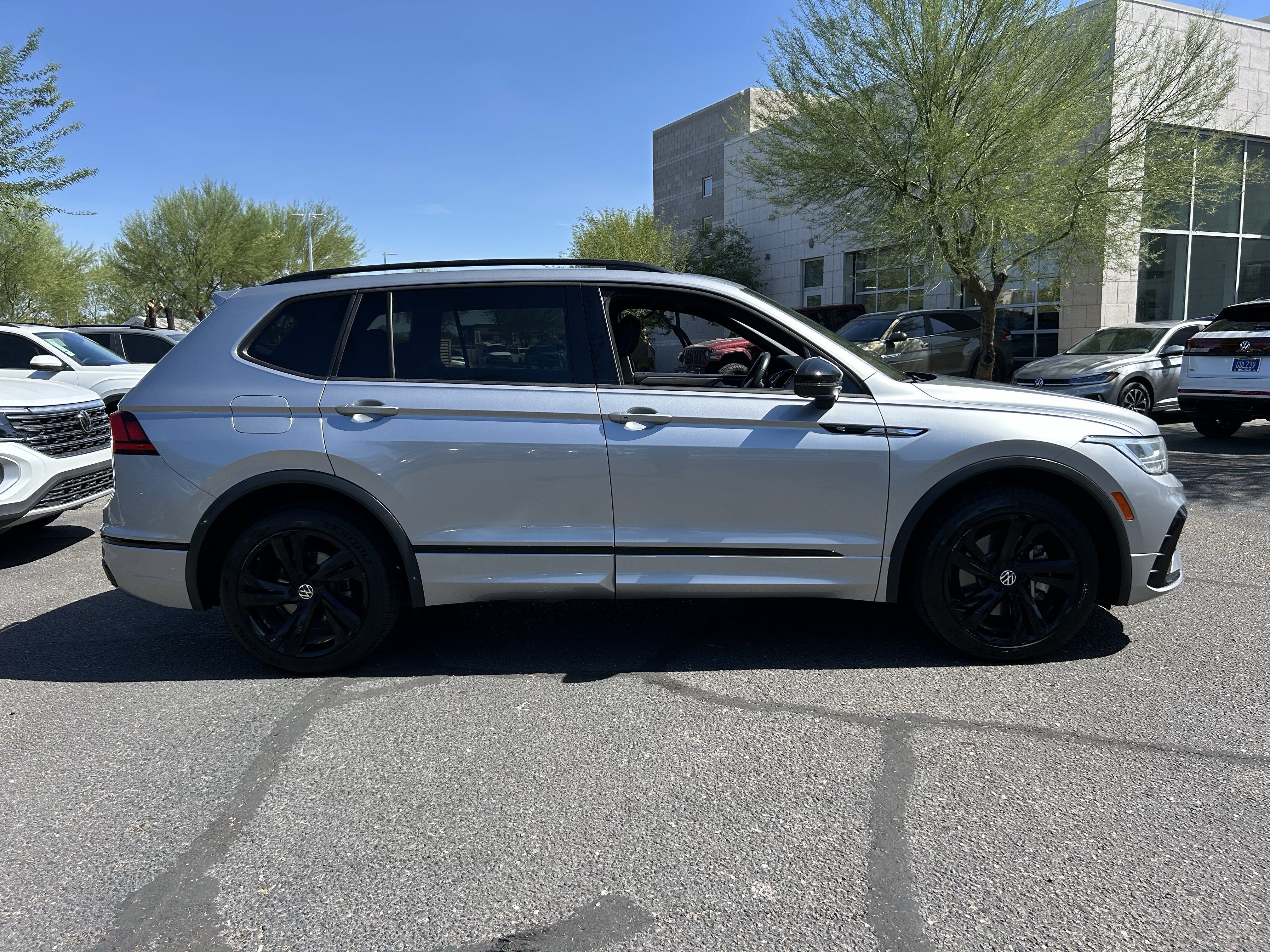 Used 2023 Volkswagen Tiguan SE R-Line FWD image 5