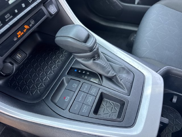 Used 2025 Toyota RAV4 XLE AWD/4WD image 19