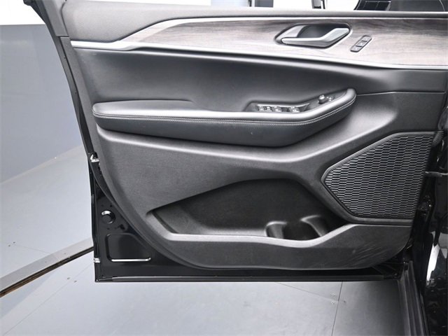 Used 2023 Jeep Grand Cherokee L Limited w/ Black Appearance Package image 20