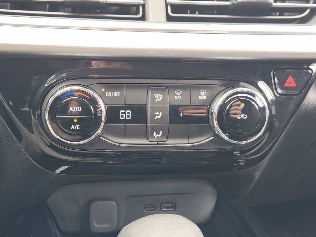 Used 2025 Chevrolet Trax LT FWD image 18