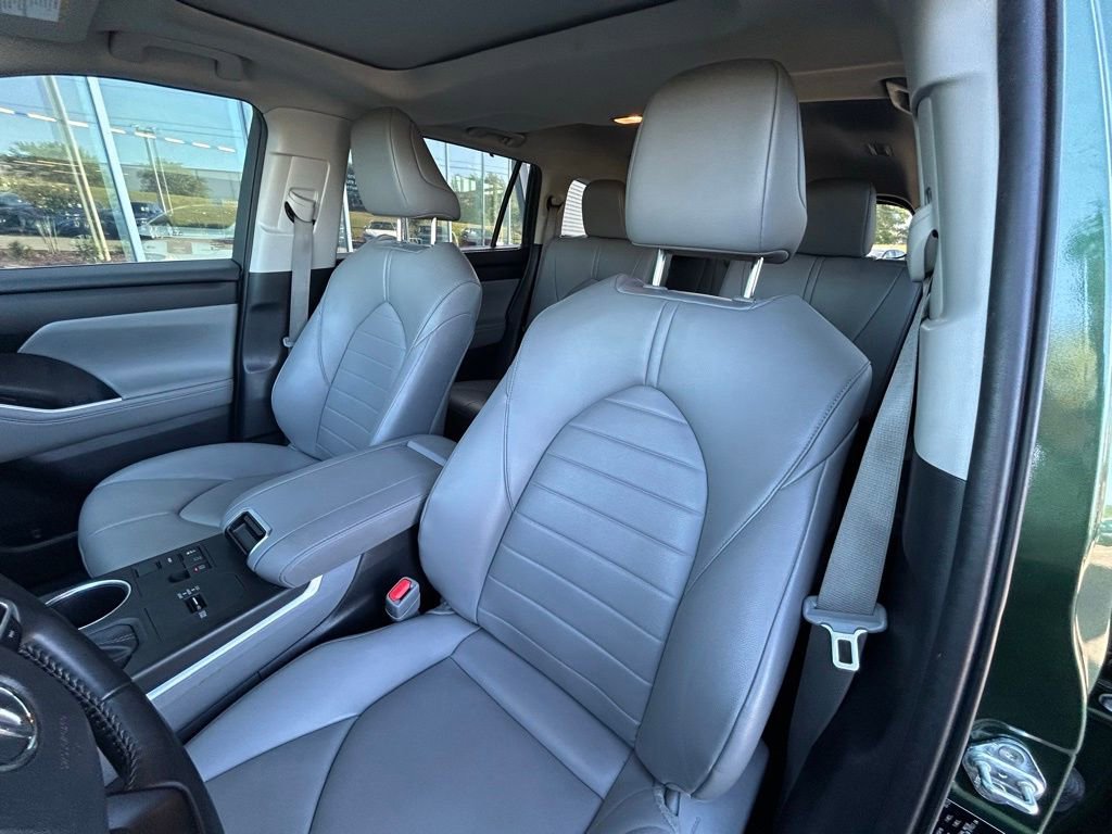 Used 2023 Toyota Highlander XLE FWD image 18