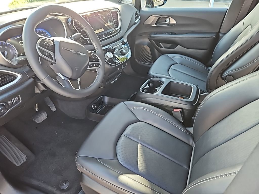 Used 2026 Chrysler Pacifica Select image 9