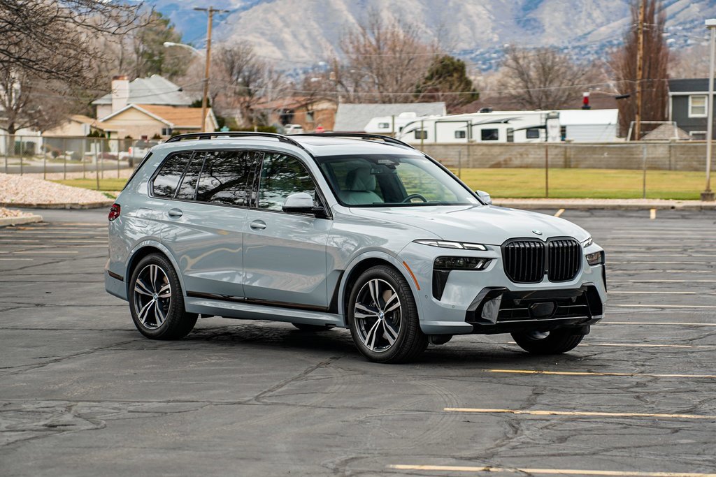 Used 2025 BMW X7 xDrive40i w/ M Sport Package image 3