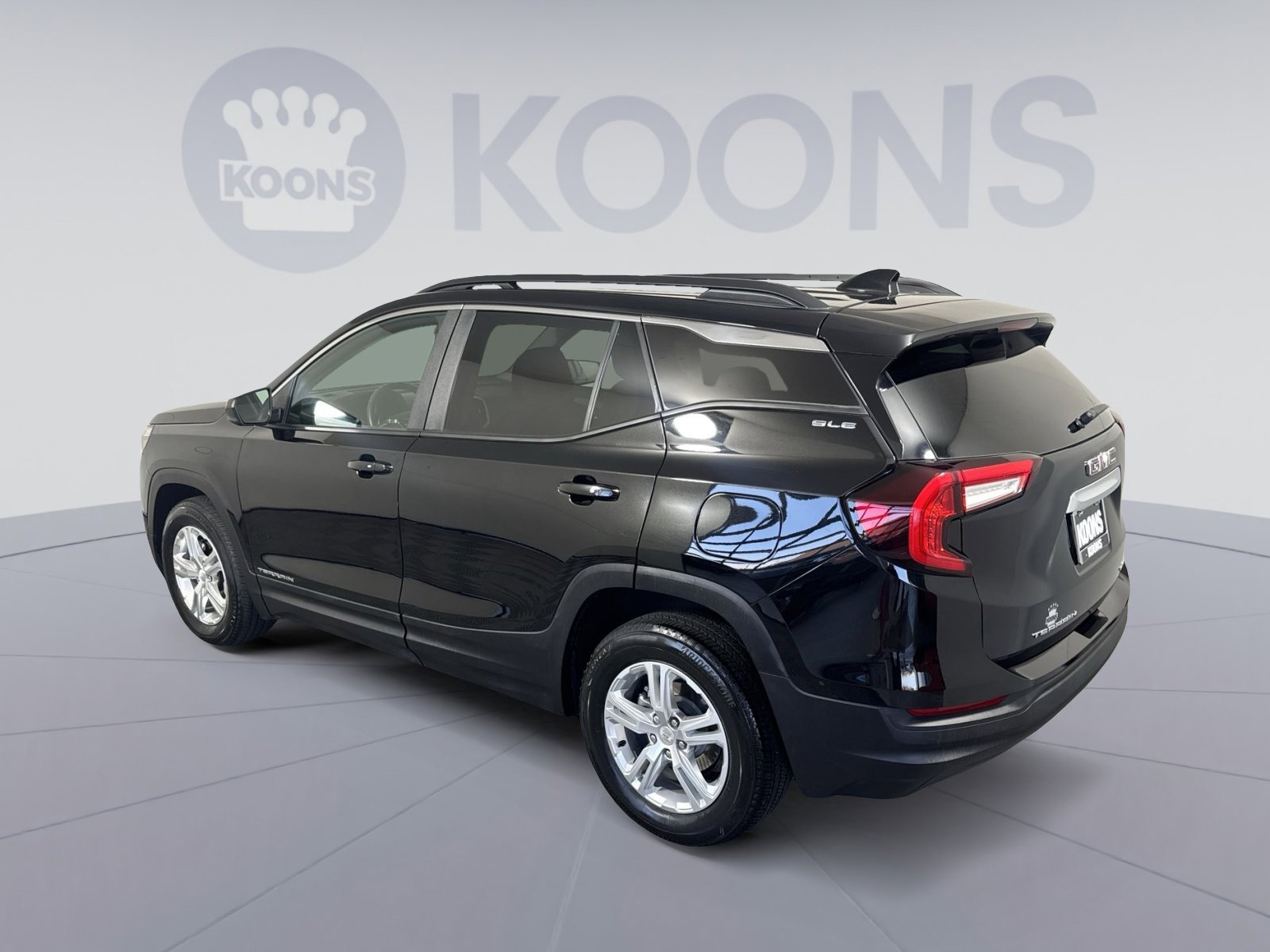 Used 2022 GMC Terrain SLE w/ Driver Convenience Package image 4