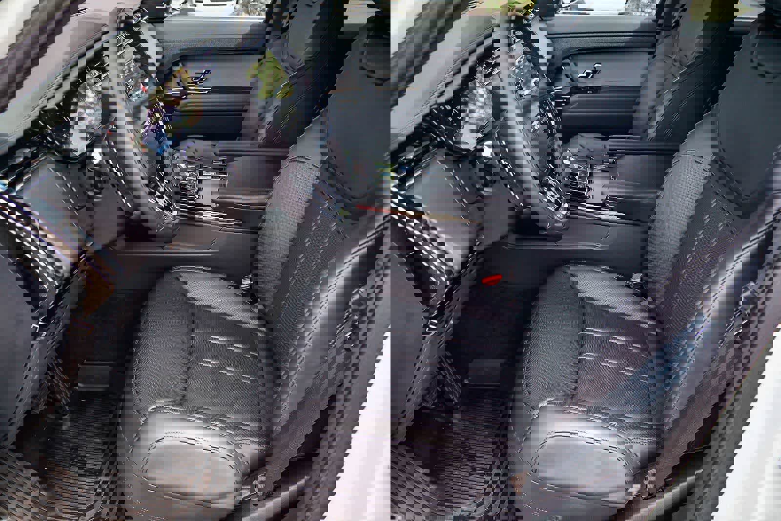 Used 2025 Land Rover Range Rover Sport SE image 19