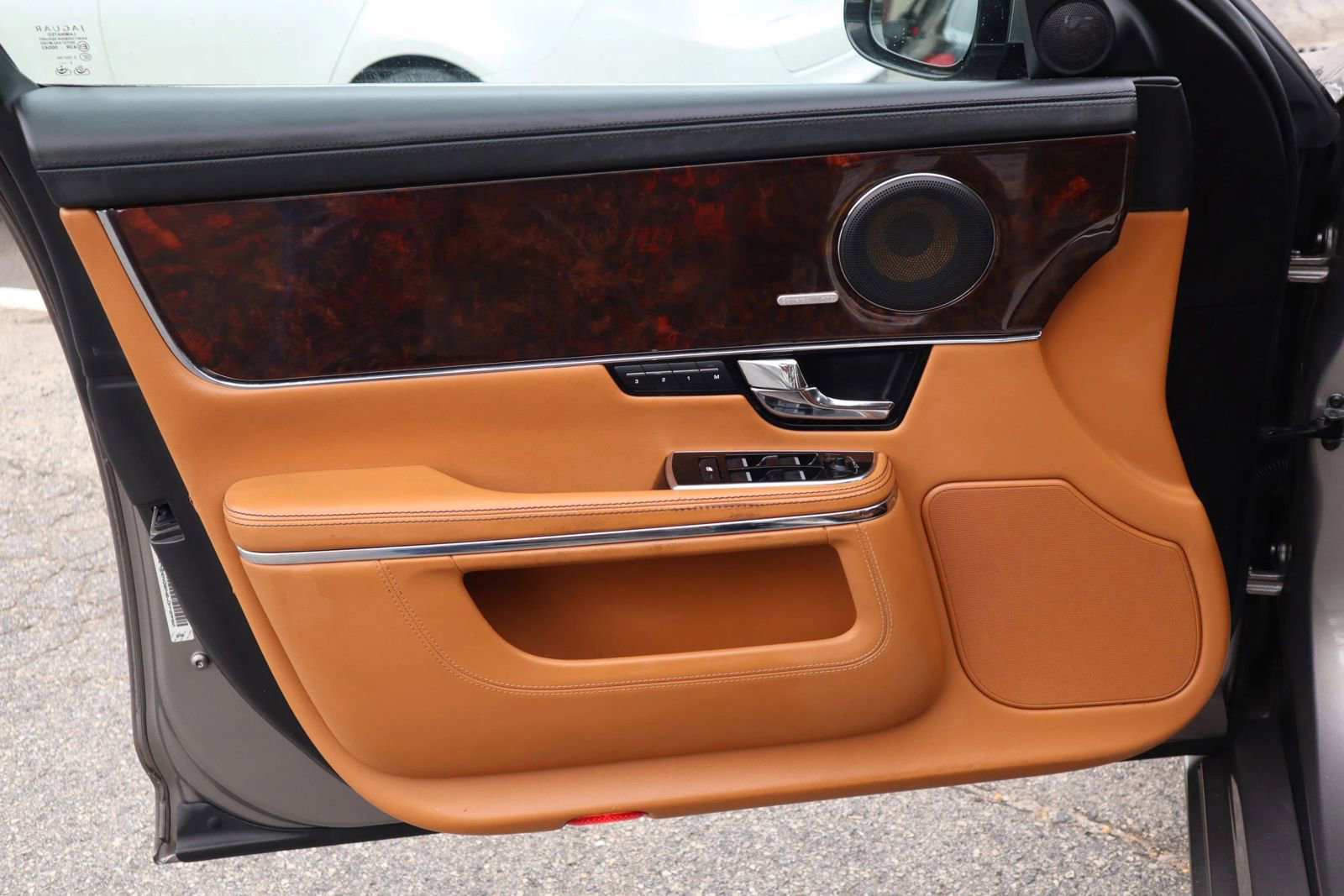 Used 2011 Jaguar XJ L RWD image 7
