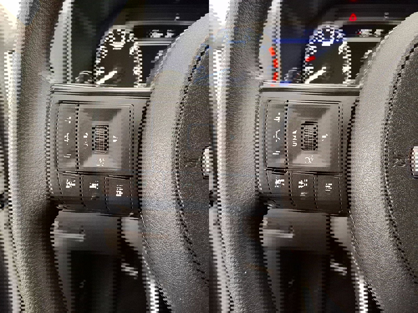 Used 2024 Nissan Rogue S image 17