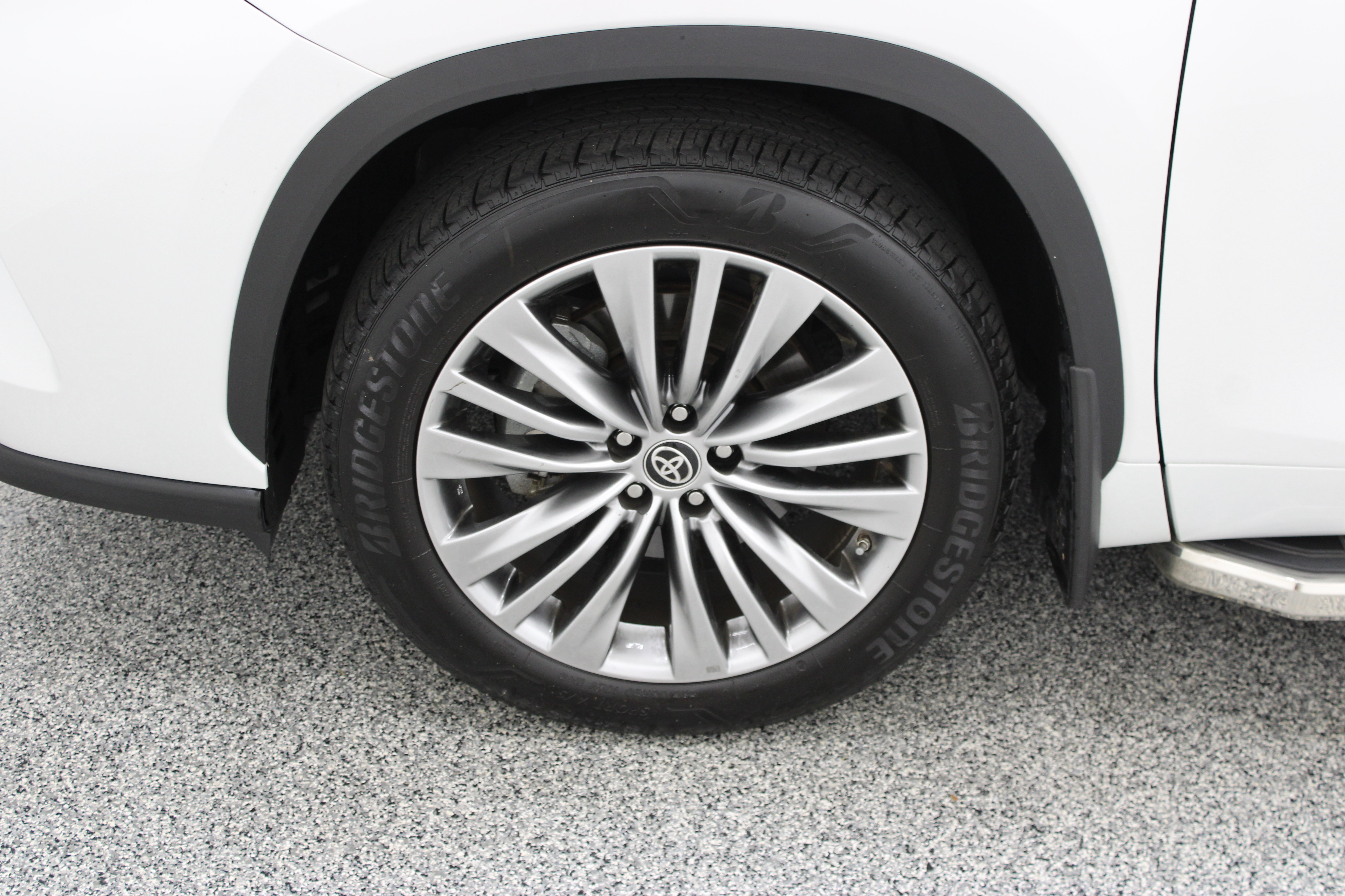 Used 2024 Toyota Highlander Platinum FWD image 11