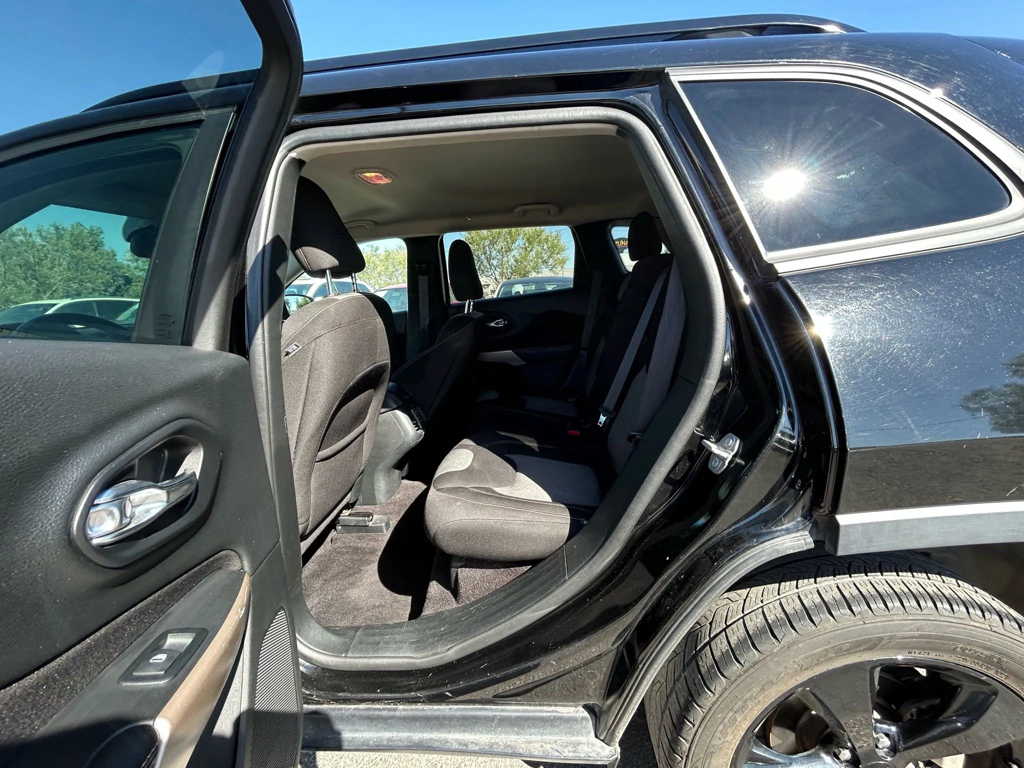 Used 2017 Jeep Cherokee Sport image 11