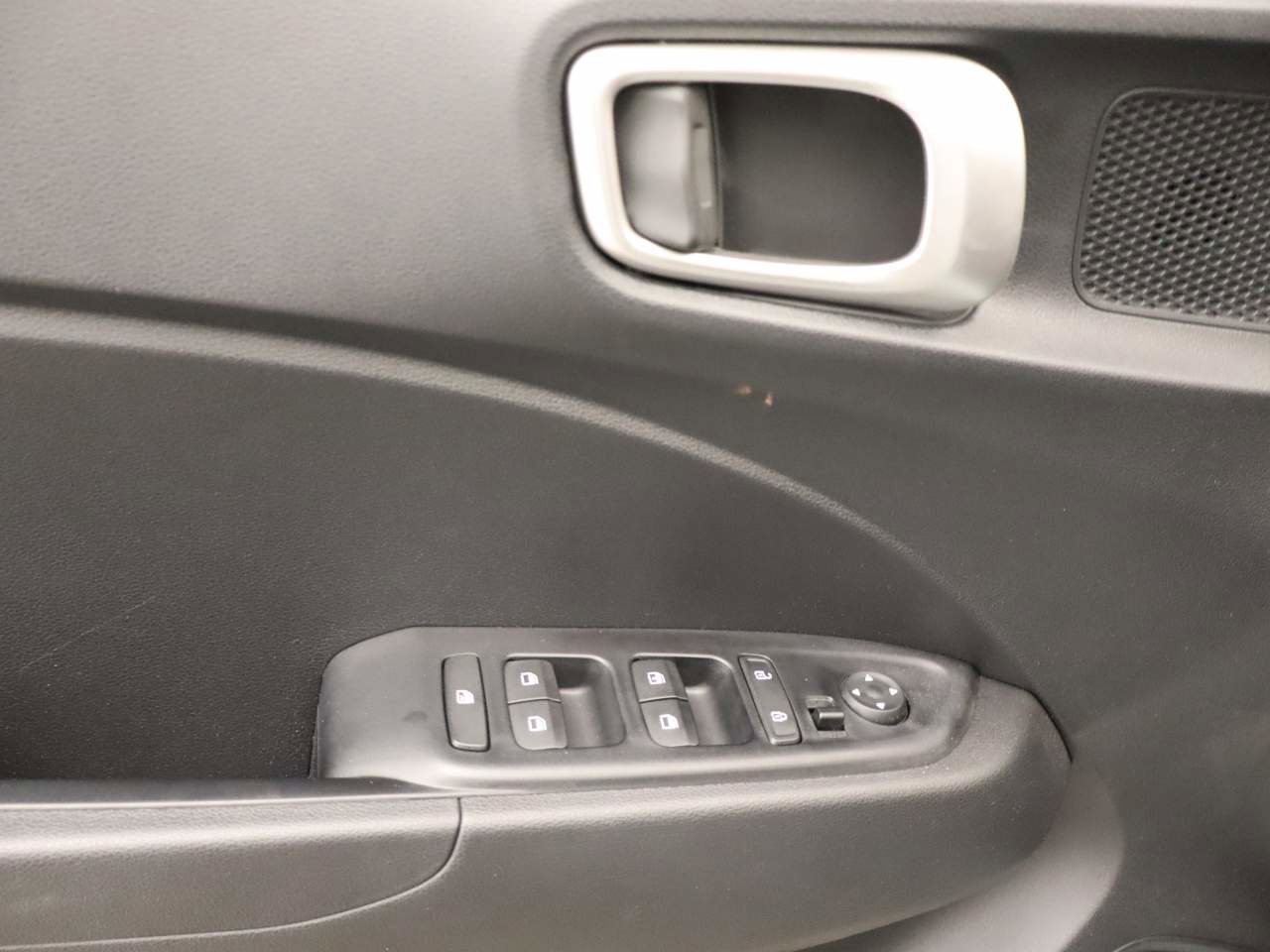 Used 2025 Hyundai Venue SE image 17