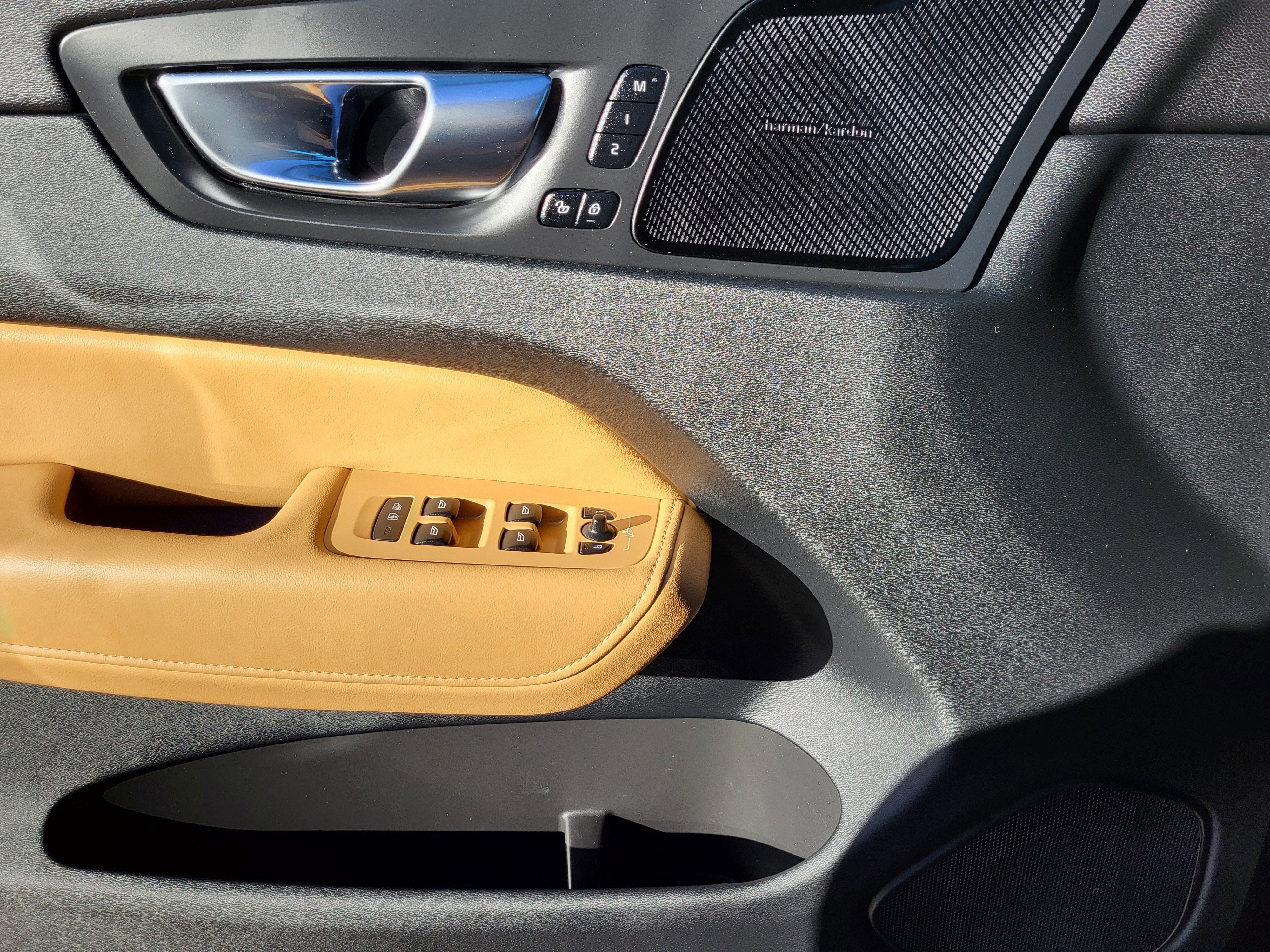 Certified 2023 Volvo XC60 B5 Ultimate w/ Protection Package Premier image 9