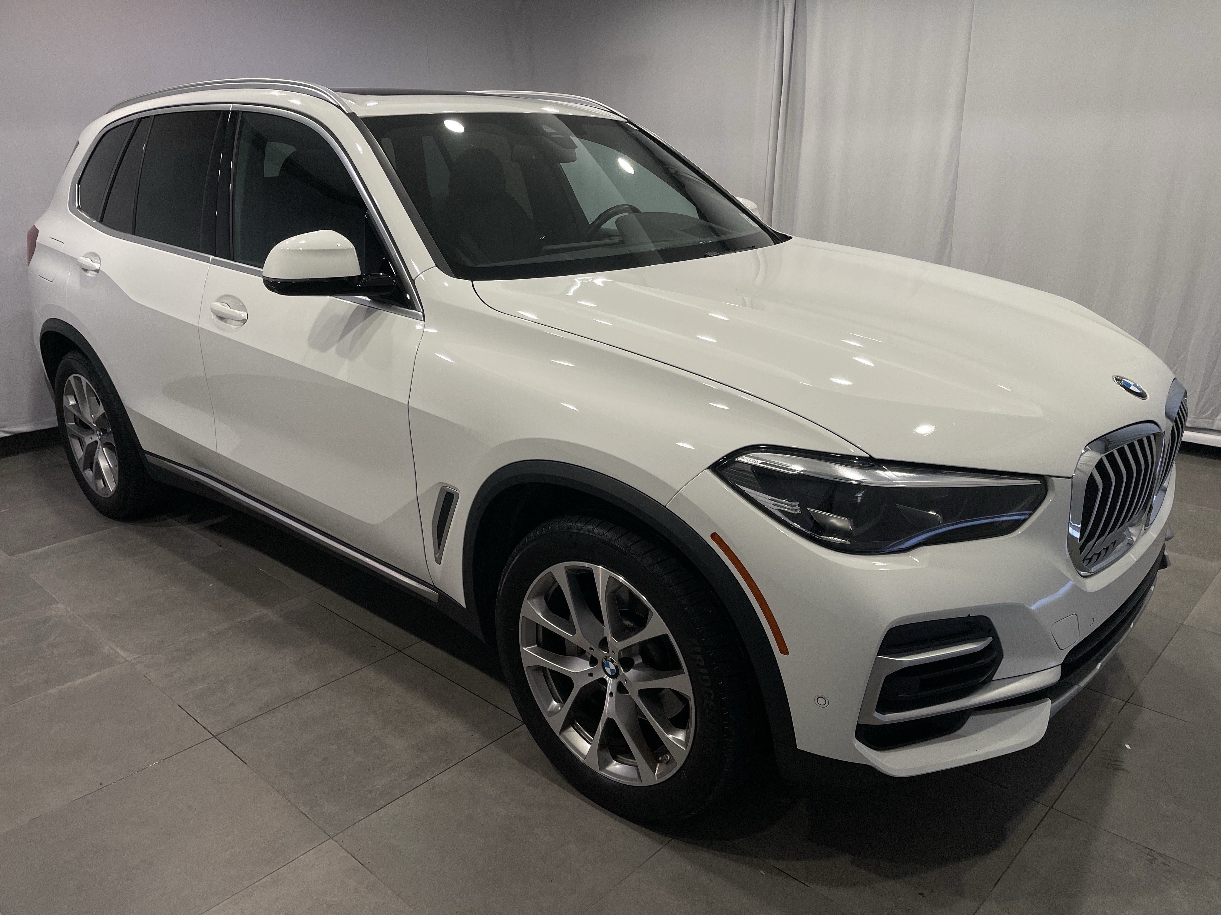 Used 2022 BMW X5 xDrive40i w/ Premium Package AWD/4WD image 3
