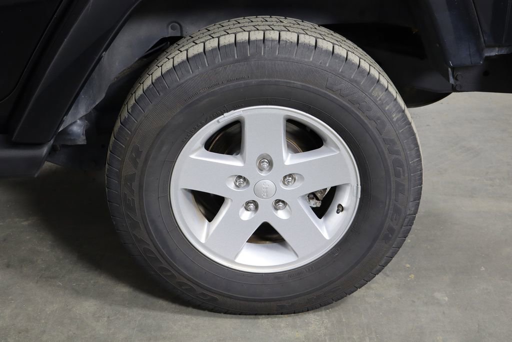 Used 2012 Jeep Wrangler Unlimited Sahara w/ Connectivity Group AWD/4WD image 33