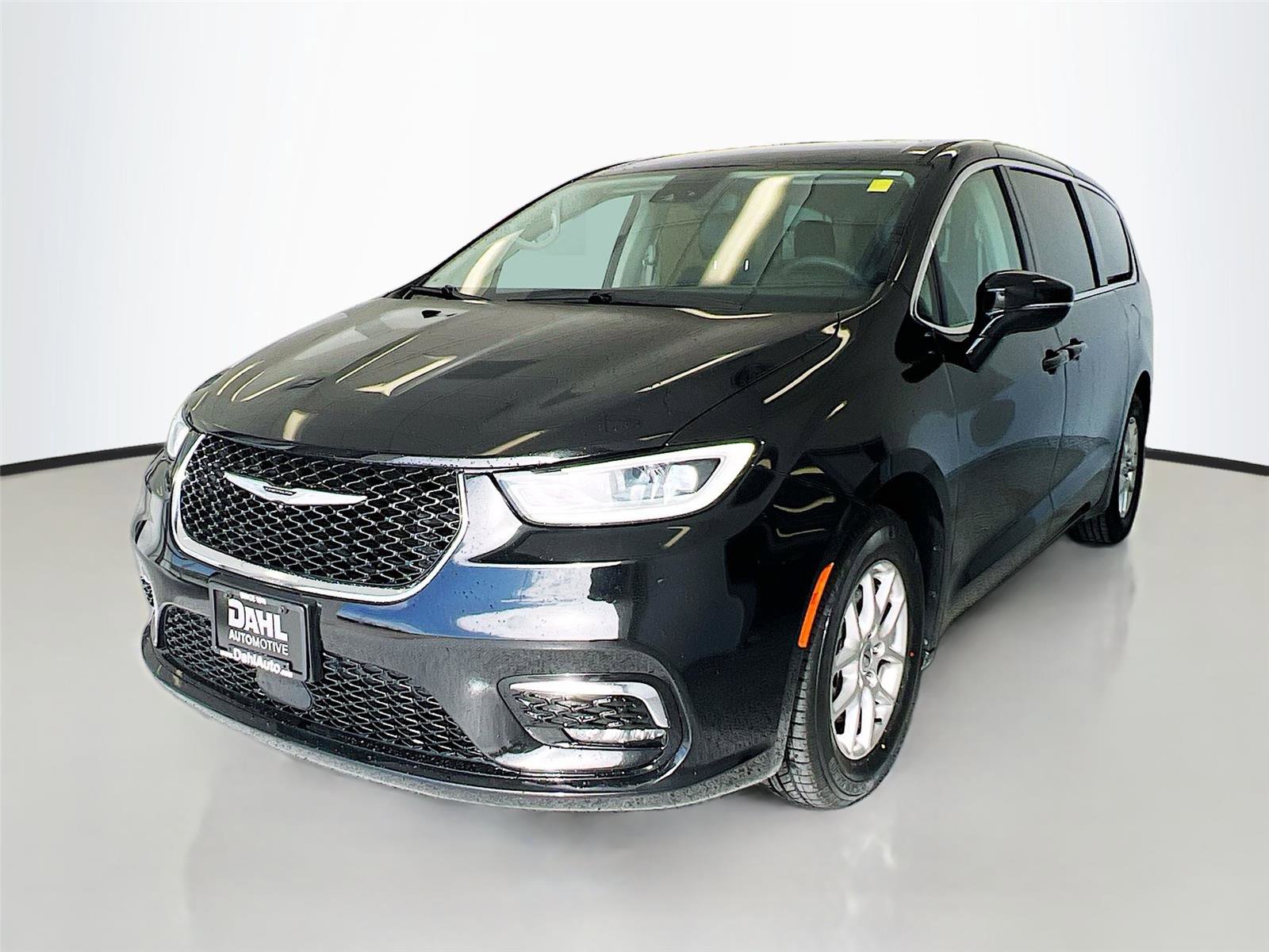Used 2024 Chrysler Pacifica Touring-L FWD image 4