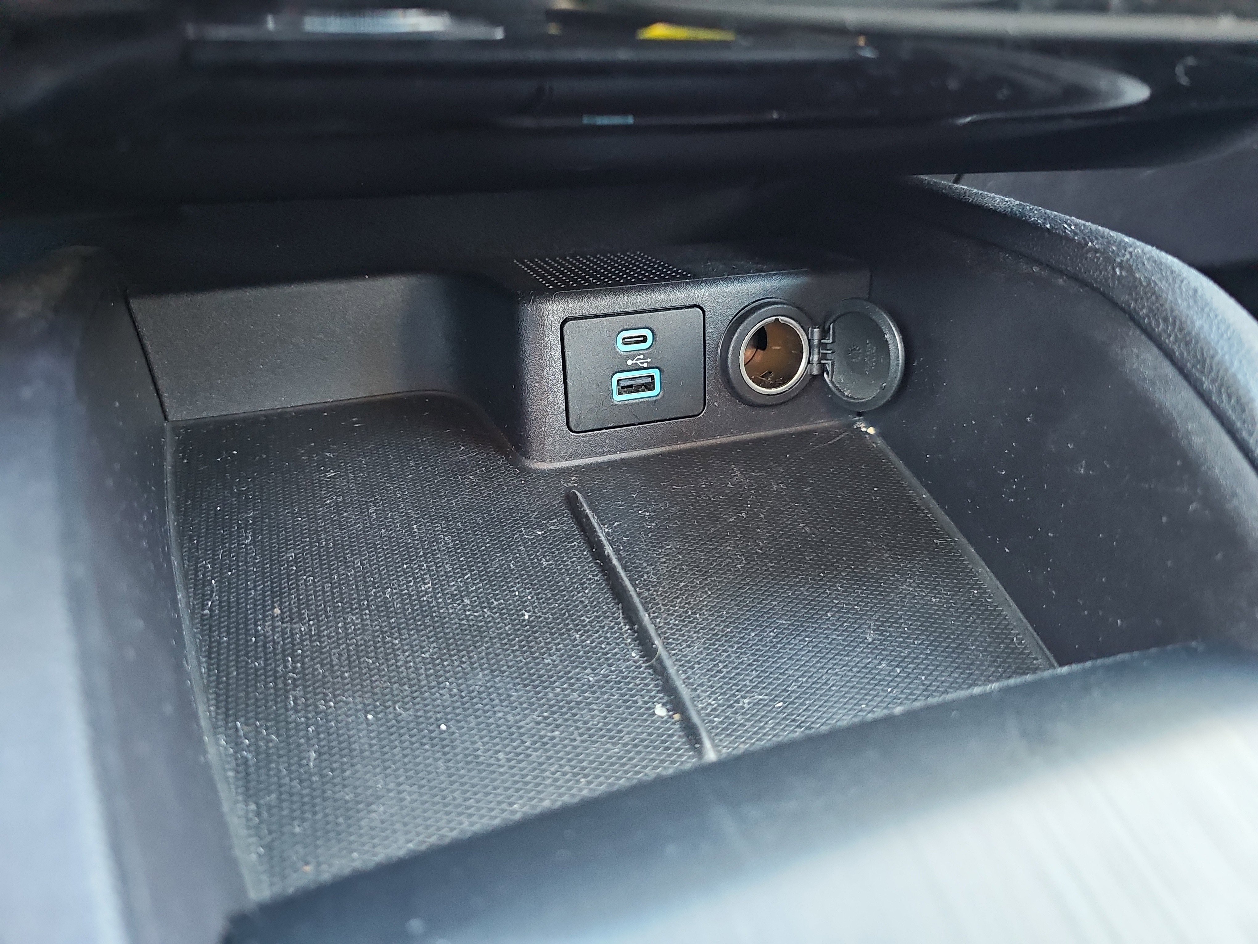 Used 2022 Ford Escape SE w/ SE Sport Appearance Package image 28