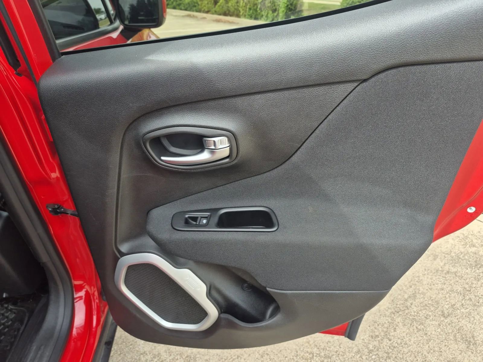 Used 2019 Jeep Renegade Latitude FWD image 17