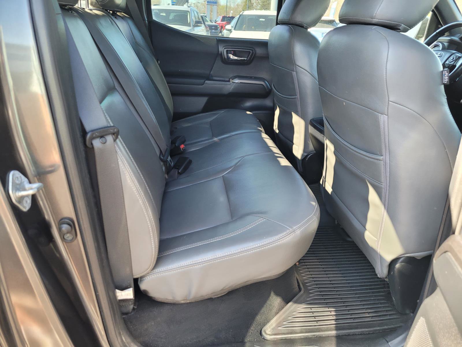 Used 2017 Toyota Tacoma TRD Sport image 18