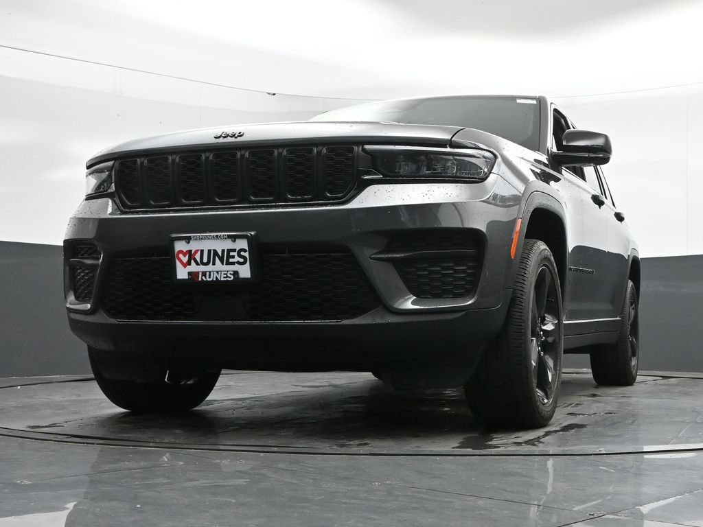 Used 2025 Jeep Grand Cherokee Altitude AWD/4WD image 44