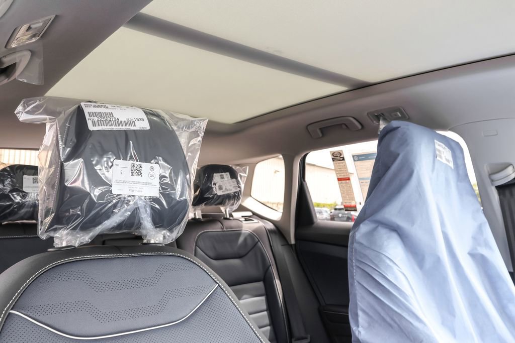 Used 2025 Volkswagen Taos SEL image 36