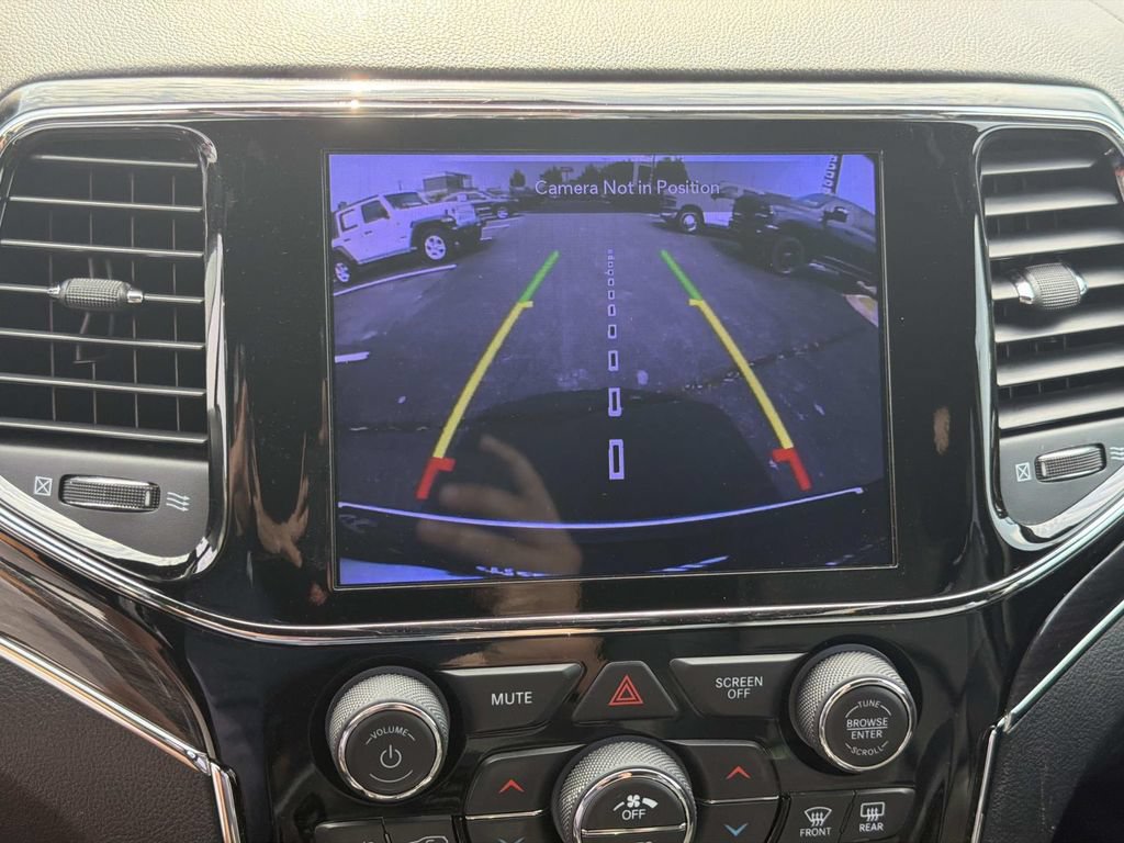 Used 2020 Jeep Grand Cherokee Overland AWD/4WD image 34