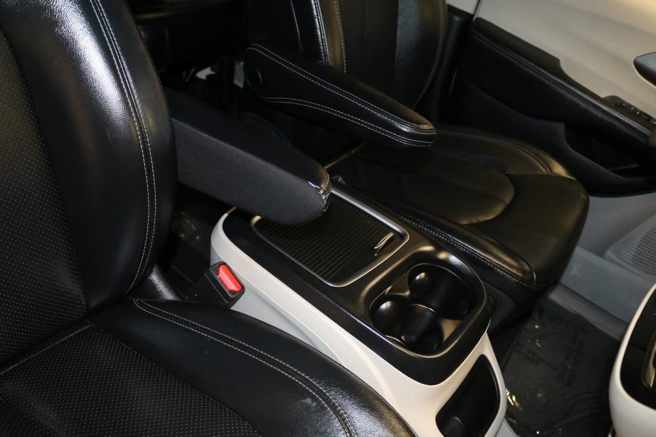 Used 2023 Chrysler Pacifica Touring-L image 63