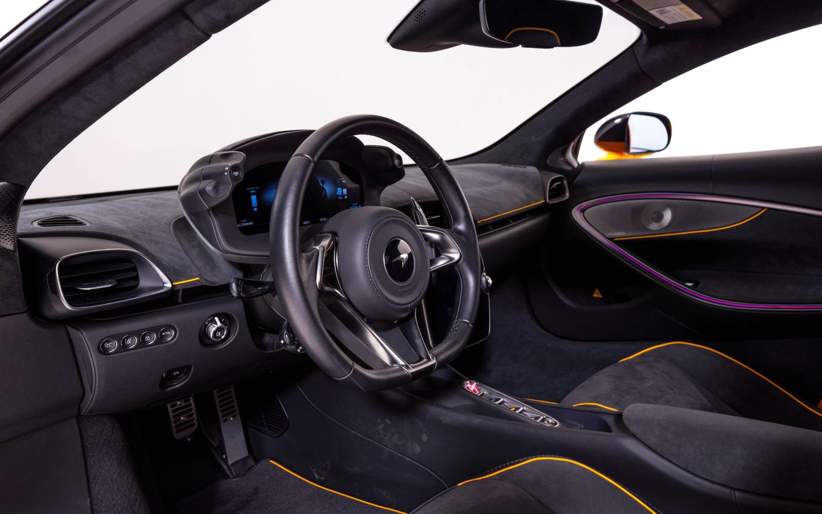 Used 2024 McLaren Artura RWD image 19