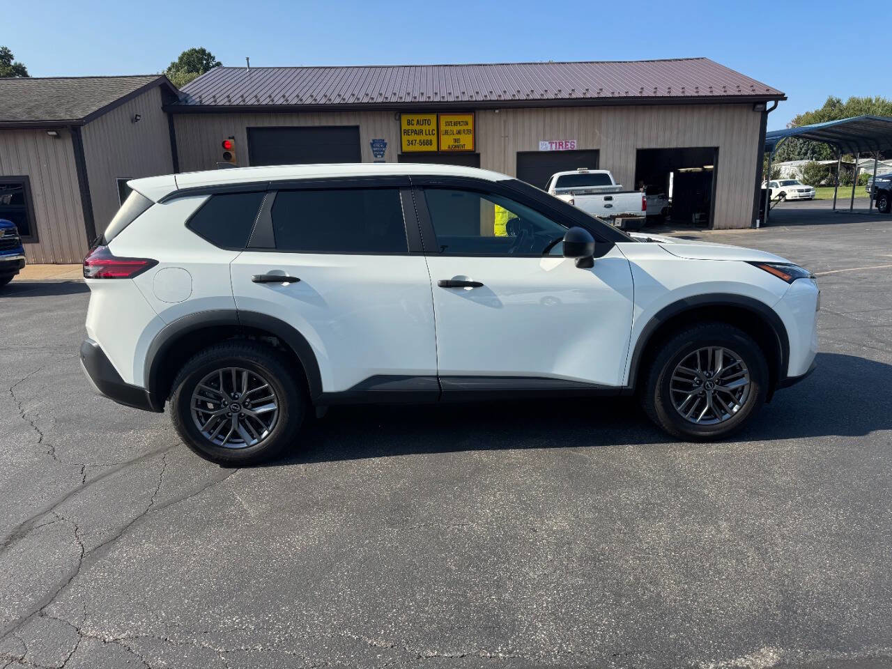 Used 2023 Nissan Rogue S image 3