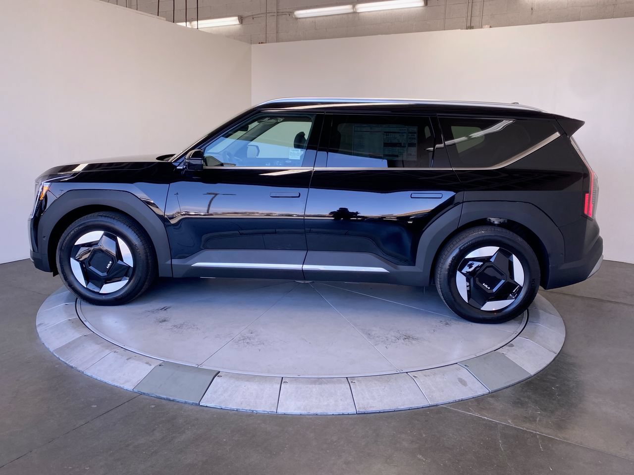 New 2026 Kia EV9 Wind AWD/4WD image 2