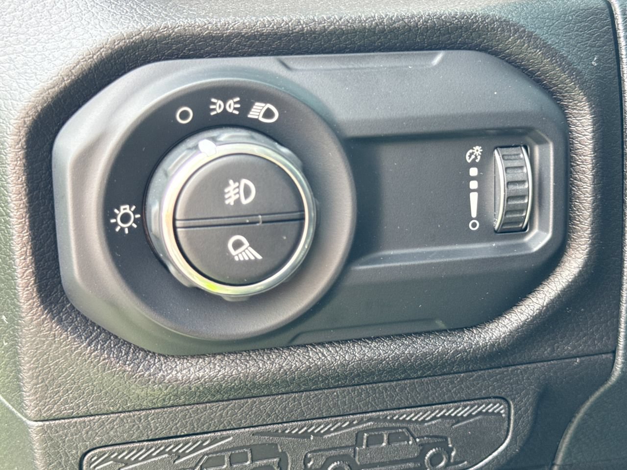 Used 2025 Jeep Gladiator Sport AWD/4WD image 16