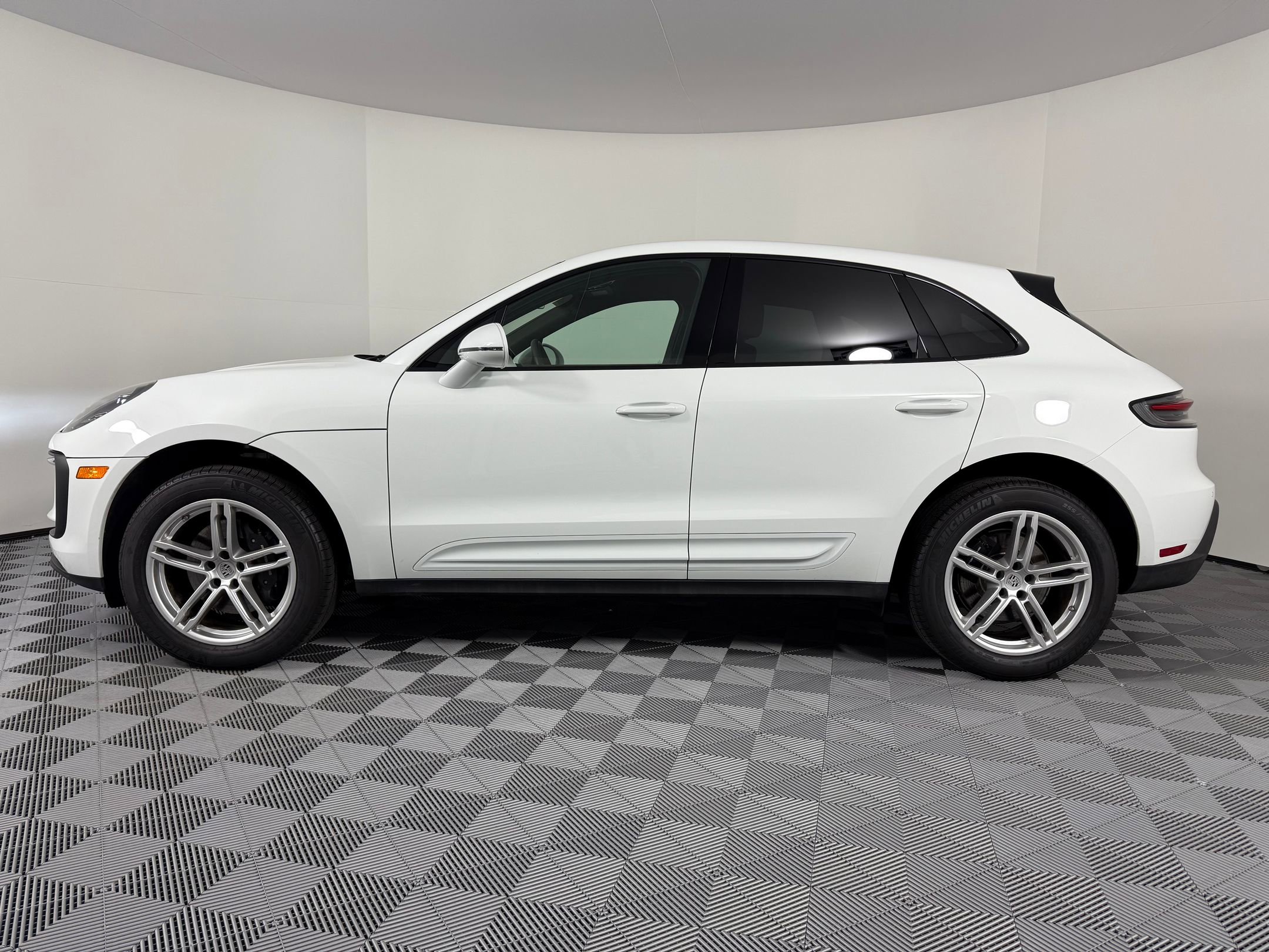 Used 2025 Porsche Macan image 2