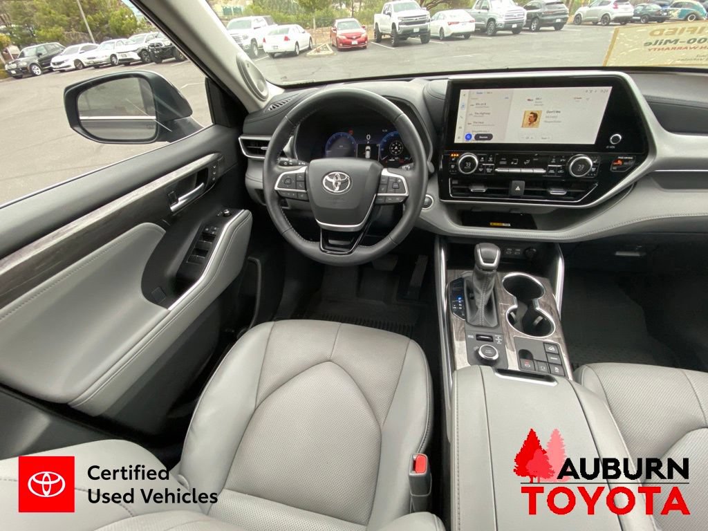 Certified 2024 Toyota Highlander Platinum AWD/4WD image 35