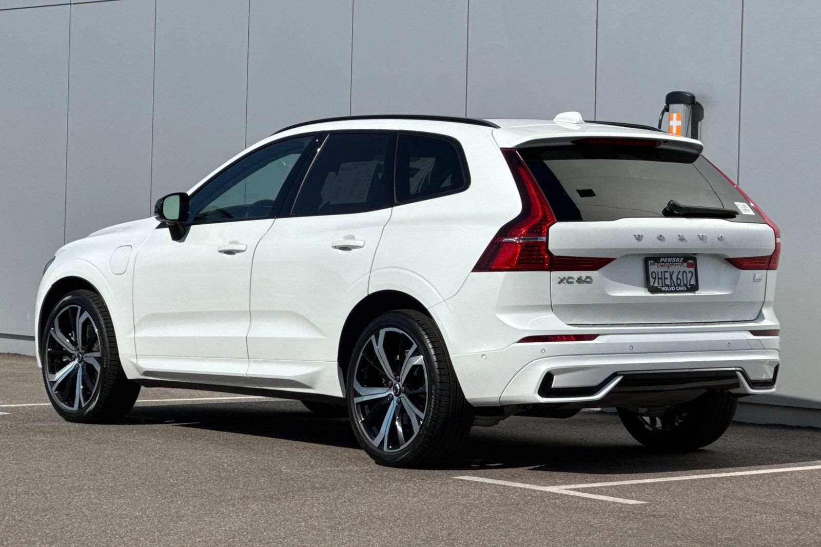 Used 2023 Volvo XC60 T8 Ultimate w/ Protection Package Premier AWD/4WD image 3