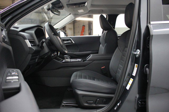 New 2026 Mitsubishi Outlander SE image 6