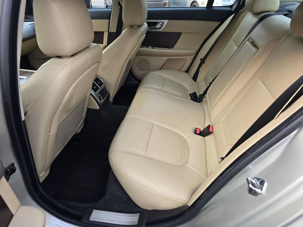 Used 2012 Jaguar XF RWD image 11