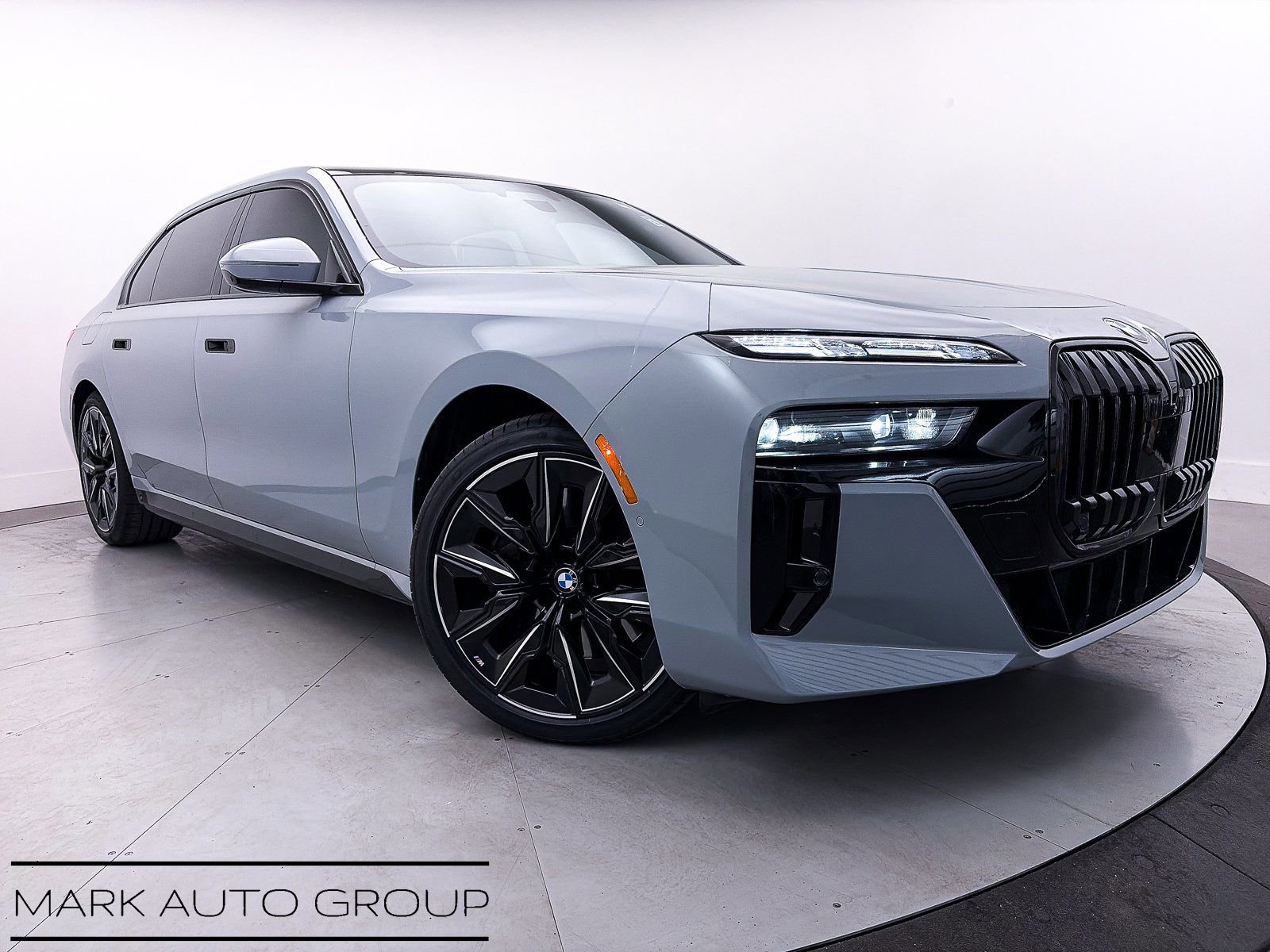 Used 2023 BMW 740i w/ Executive Package image 16