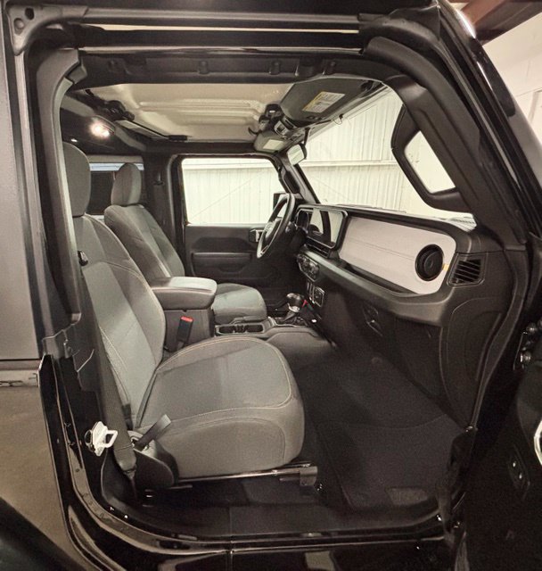 Used 2025 Jeep Wrangler Sport AWD/4WD image 18