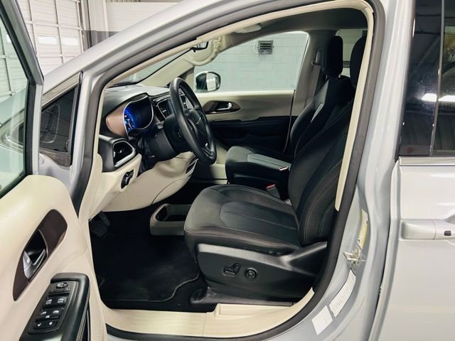 Used 2023 Chrysler Voyager LX image 26