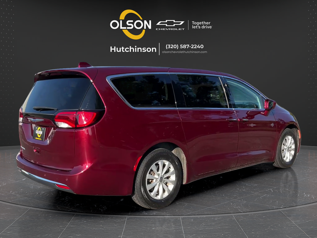 Used 2019 Chrysler Pacifica Touring Plus w/ Cold Weather Group FWD image 10