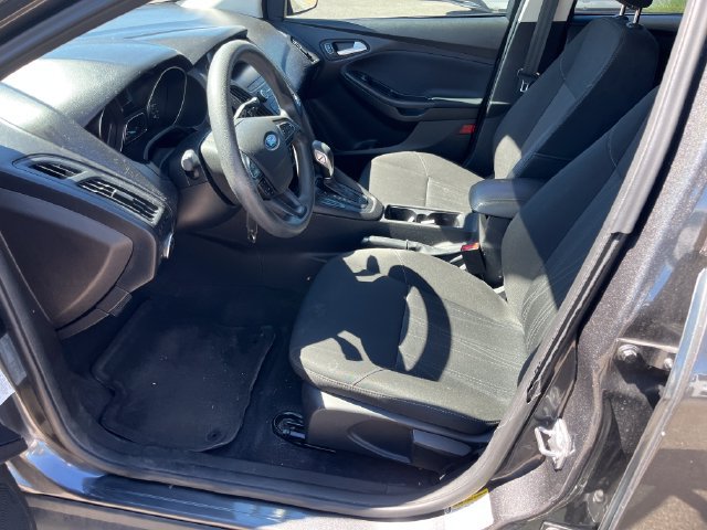 Used 2018 Ford Focus SE FWD image 2