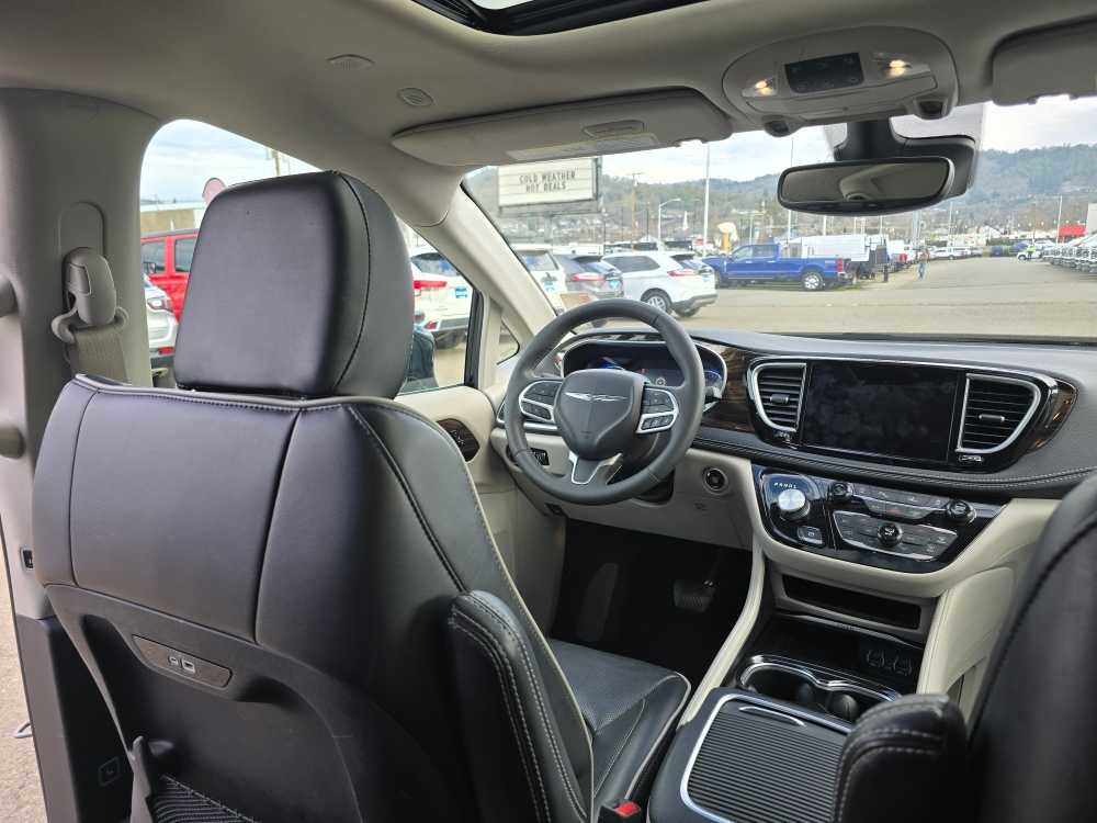 Used 2023 Chrysler Pacifica Limited image 10