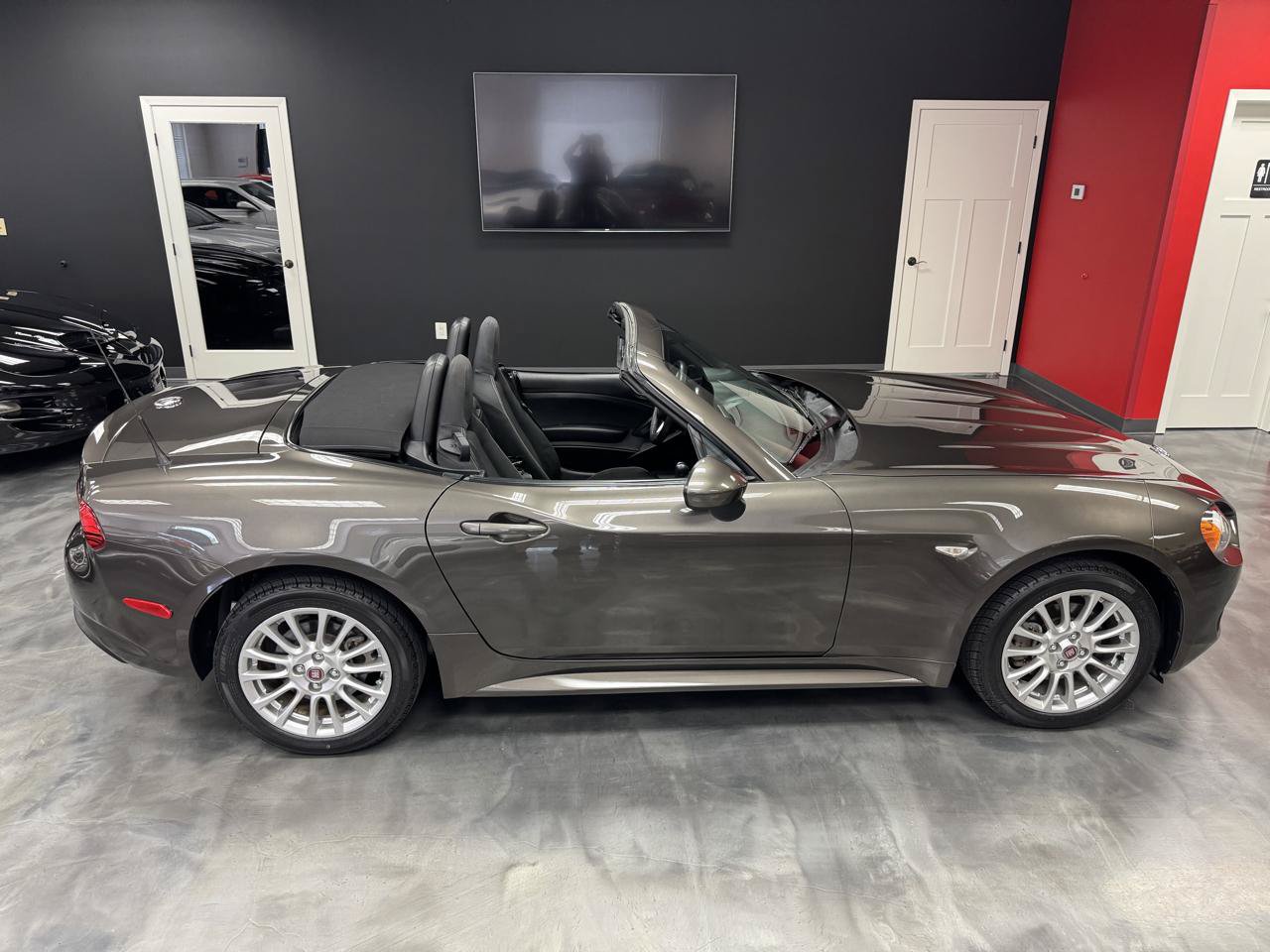 Used 2017 FIAT 124 Spider Classica RWD image 8