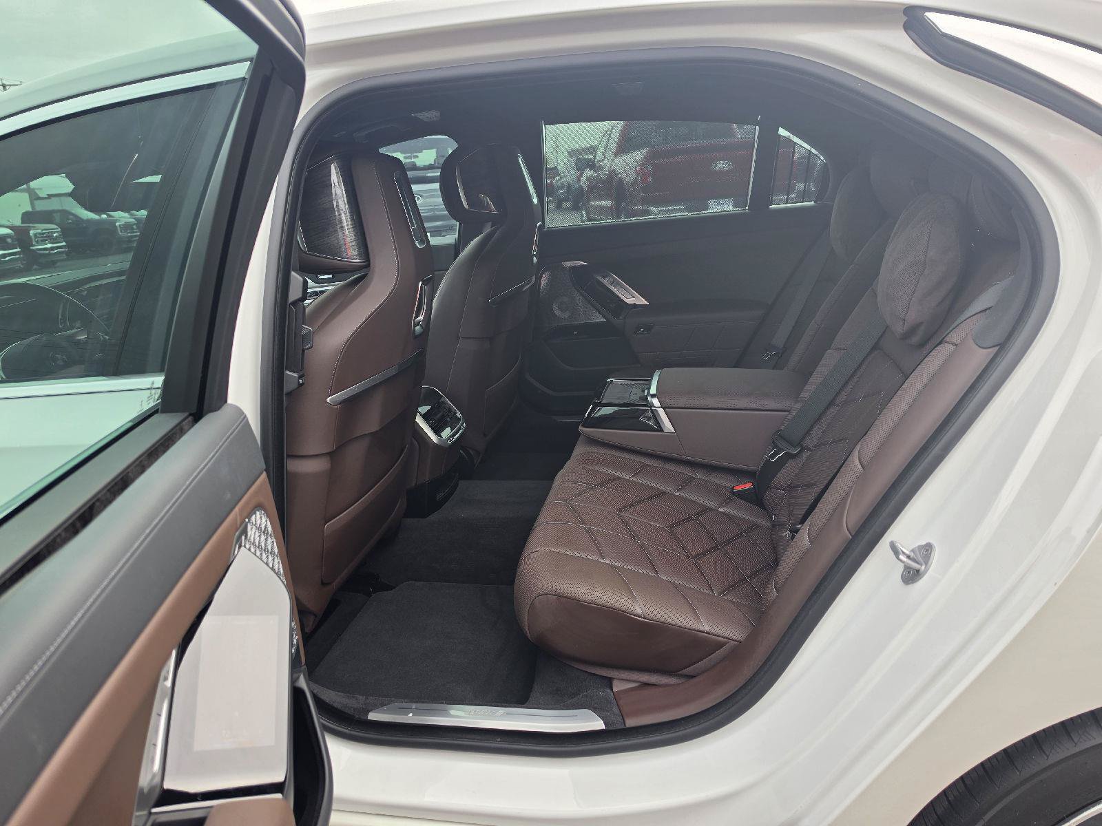 Used 2023 BMW i7 xDrive60 w/ Executive Package 2 AWD/4WD image 9