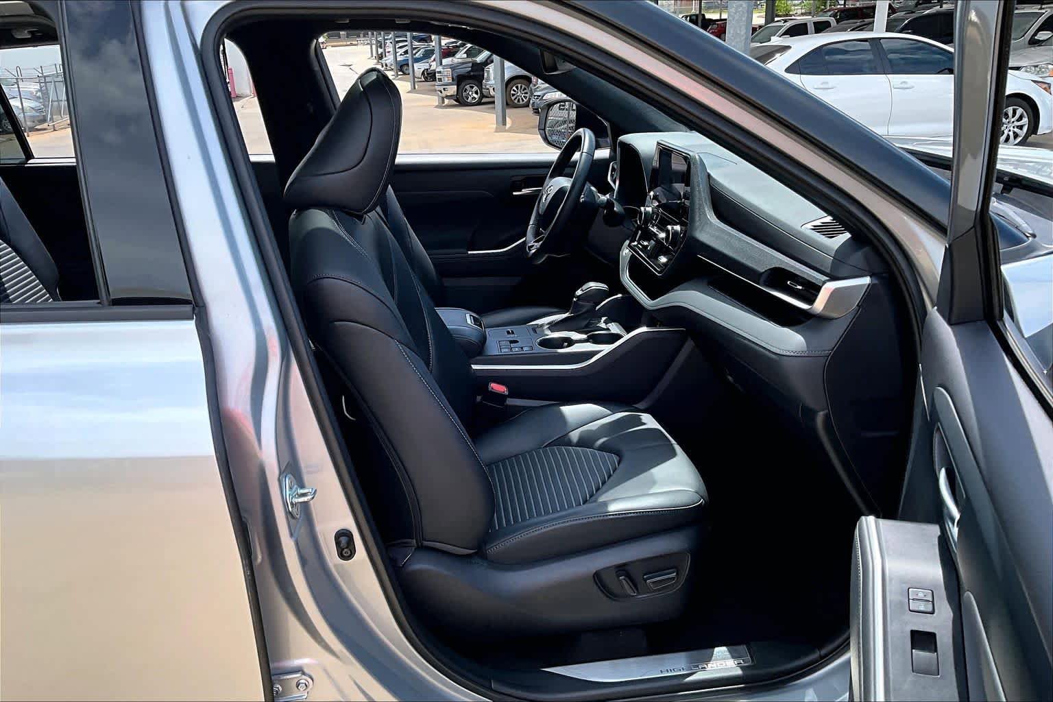 Used 2023 Toyota Highlander XSE FWD image 9