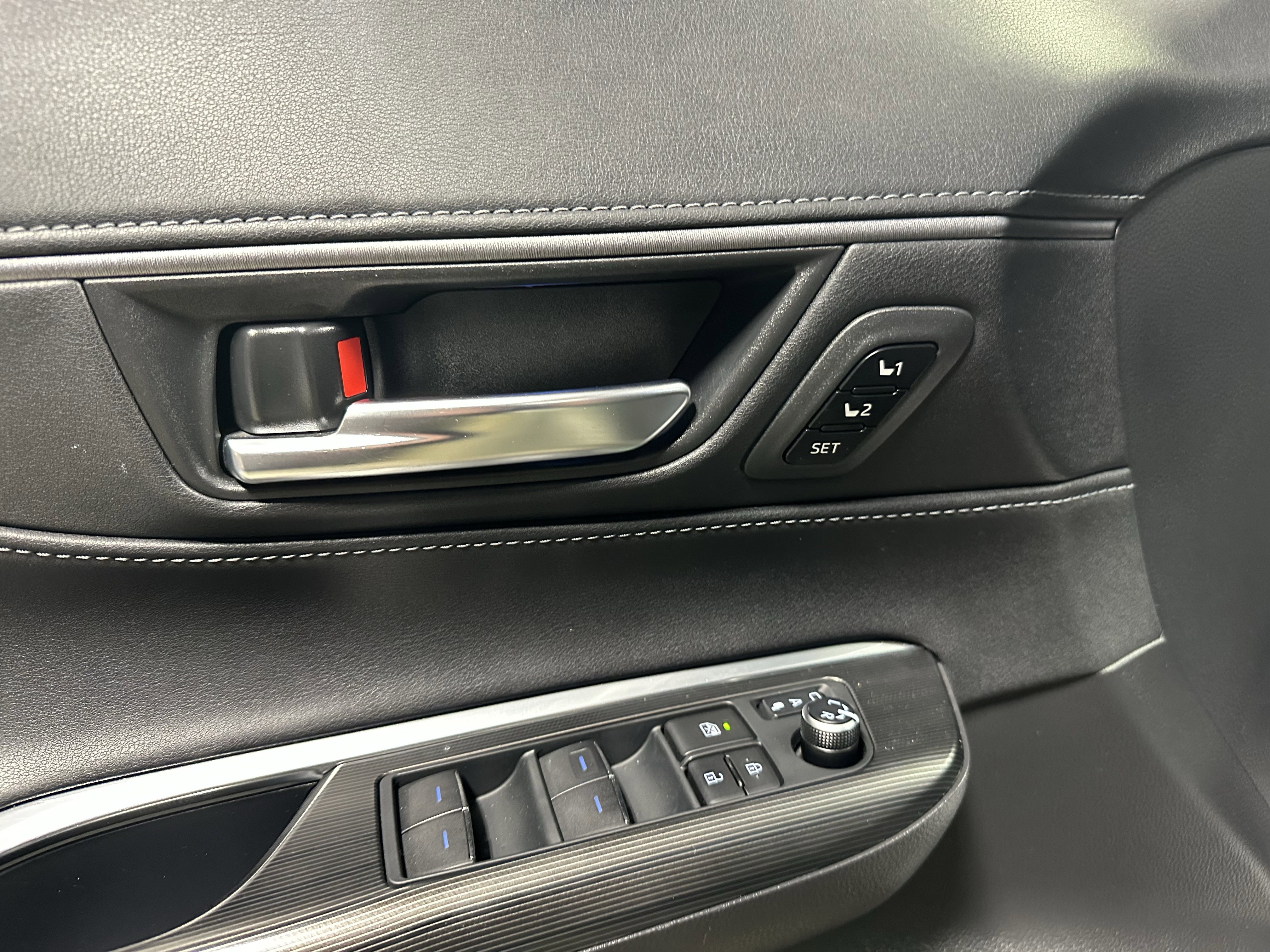 Used 2021 Toyota Venza XLE w/ Carpet Mat Package (TMS) image 16