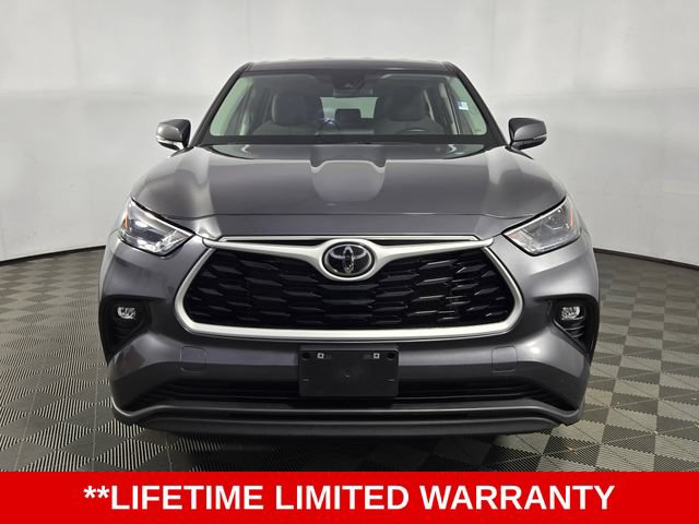 Used 2025 Toyota Highlander LE AWD/4WD image 3