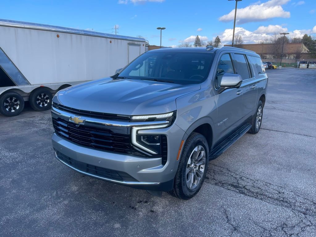 Used 2025 Chevrolet Suburban LS image 3