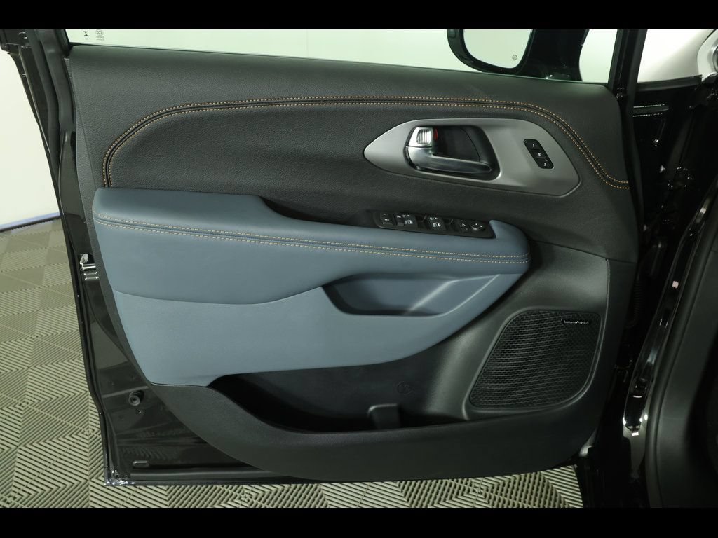 New 2027 Chrysler Pacifica Pinnacle w/ Theater Group AWD/4WD image 26