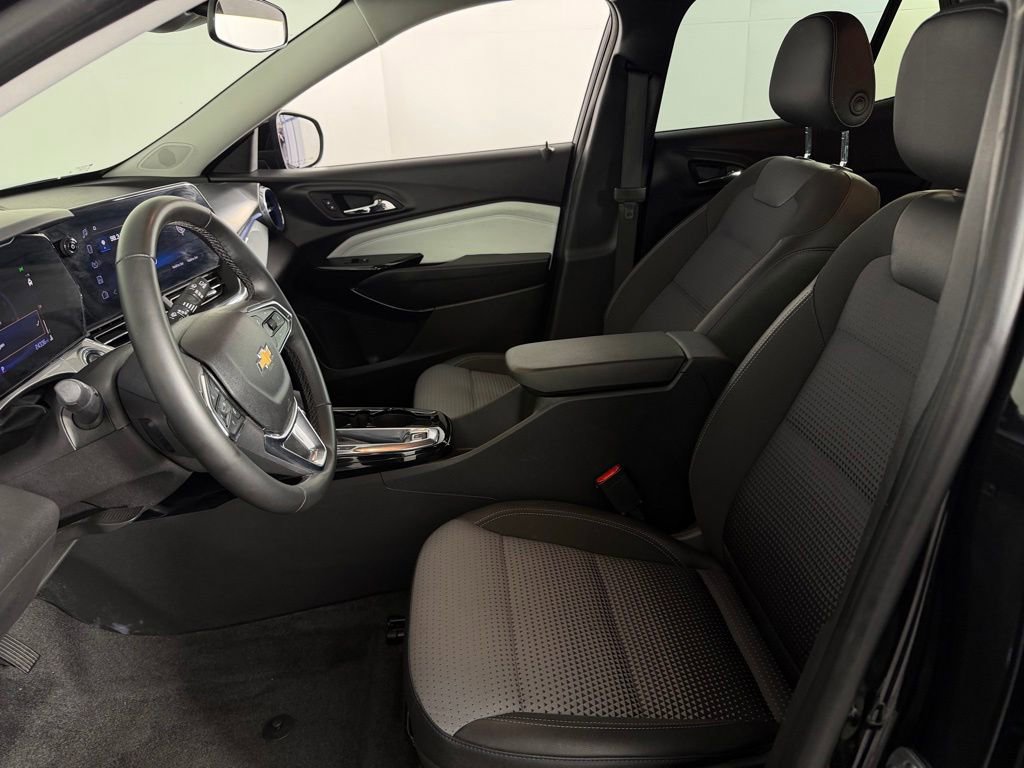 Used 2025 Chevrolet Trax LT w/ LT Convenience Package FWD image 22