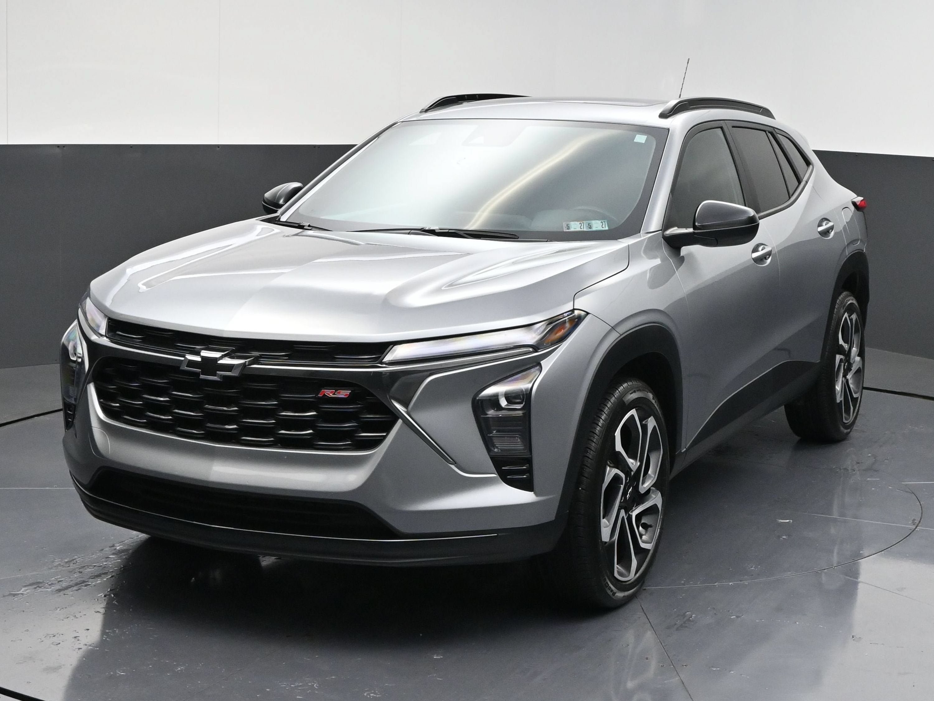 Used 2025 Chevrolet Trax RS w/ Sunroof Package FWD image 3
