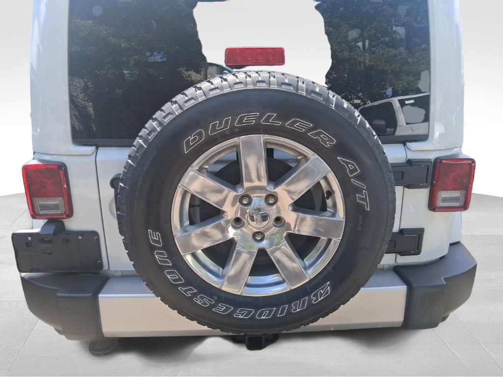 Used 2015 Jeep Wrangler Unlimited Sahara w/ Connectivity Group AWD/4WD image 5